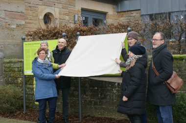 Kathrin Flory, Sandra Fischer-Junck, Frank Jentzer, Dietmar Seefeldt, Sabine Bentz und Bernhard Kukatzki (von links nach rechts) bei der Enthüllung der Gedenktafel. Foto: KV SÜW Gruppenbild mit Kathrin Flory, Sandra Fischer-Junck, Frank Jentzer, Dietmar Seefeldt, Sabine Bentz und Bernhard Kukatzki bei der Enthüllung der Gedenktafel am Deutschen Weintor.