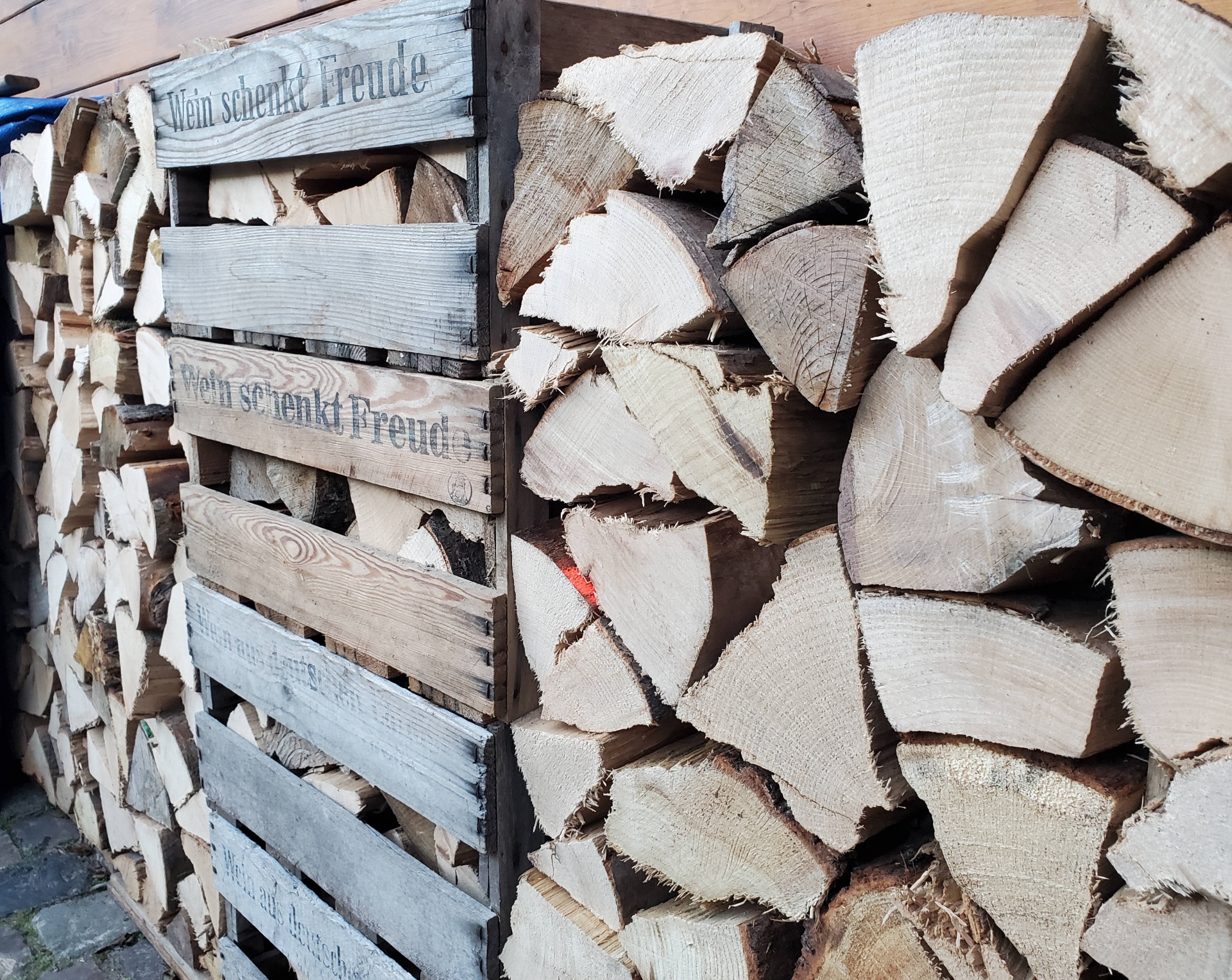 Nahaufnahme zu einem Stapel aufgeschichteter Holzscheite.