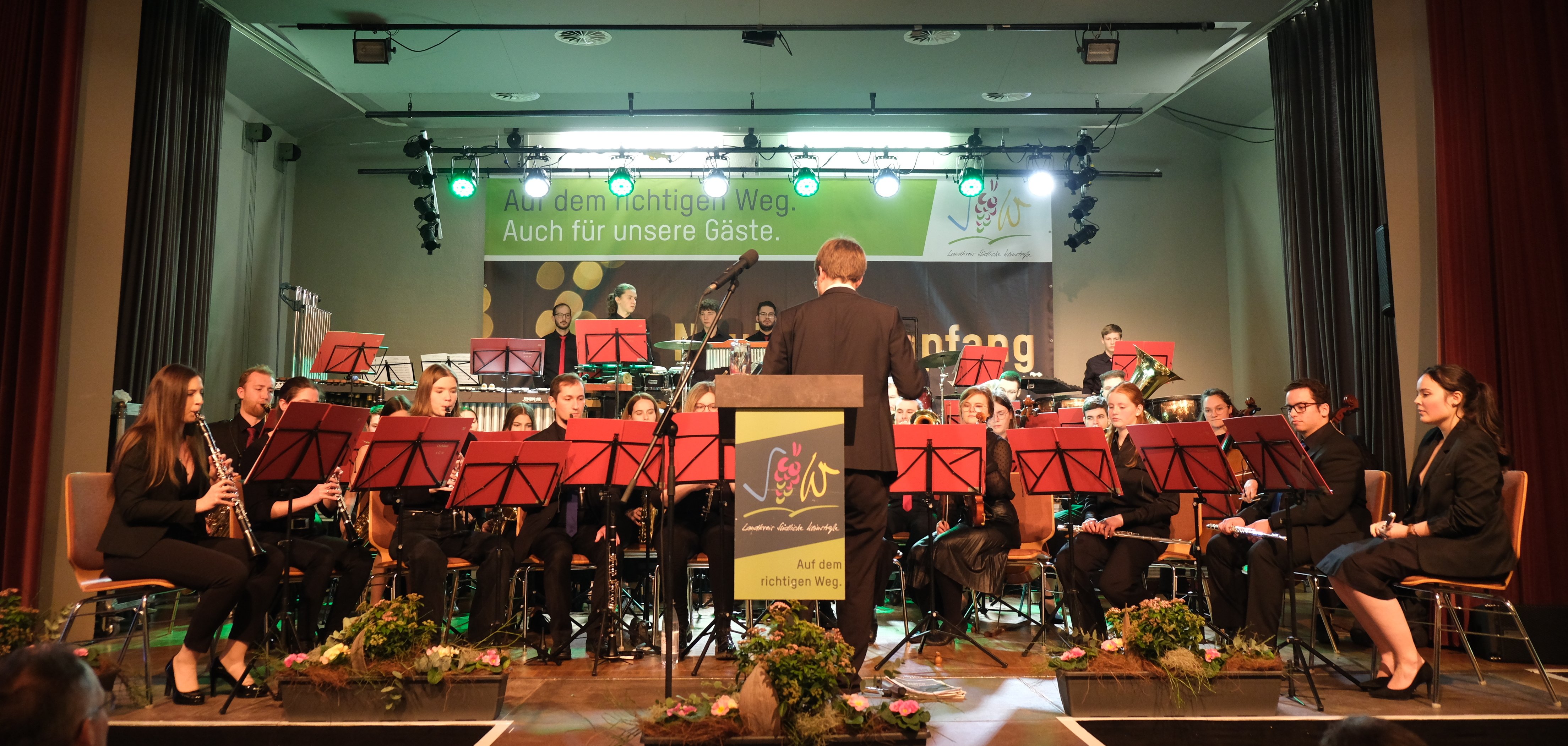 Musiker auf einer Bühne.