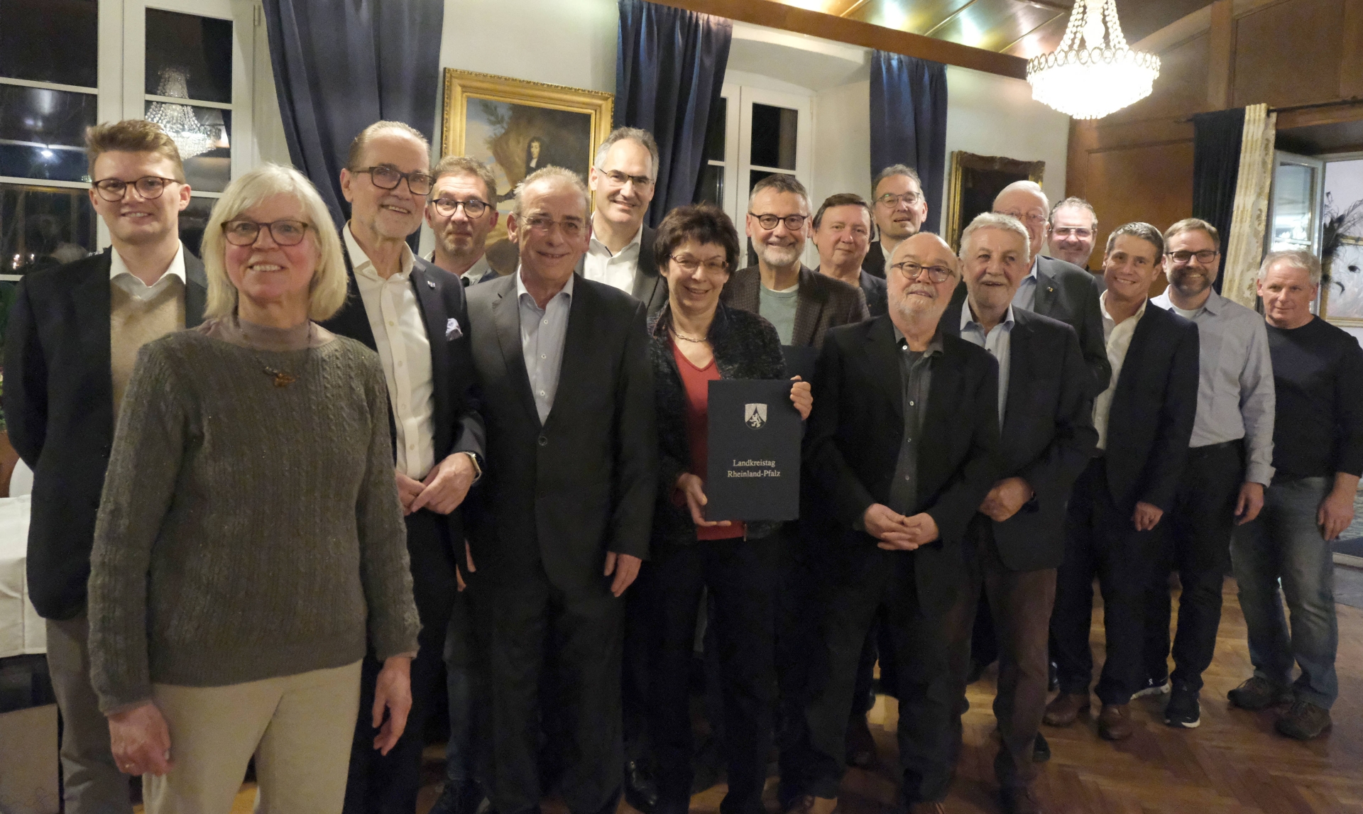 Gruppenbild der aus der Kreispolitik ausgeschiedenen Persönlichkeiten.