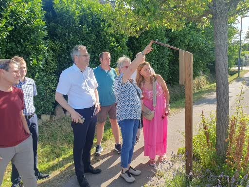 Die Mitglieder des Fördervereins zum Schutz und zur Pflege von Natur und Landschaft der Südlichen Weinstraße e. V. haben sich das geförderte Projekt „Roschbacher Bienenrundweg“ genauer angeschaut. Foto: KV SÜW