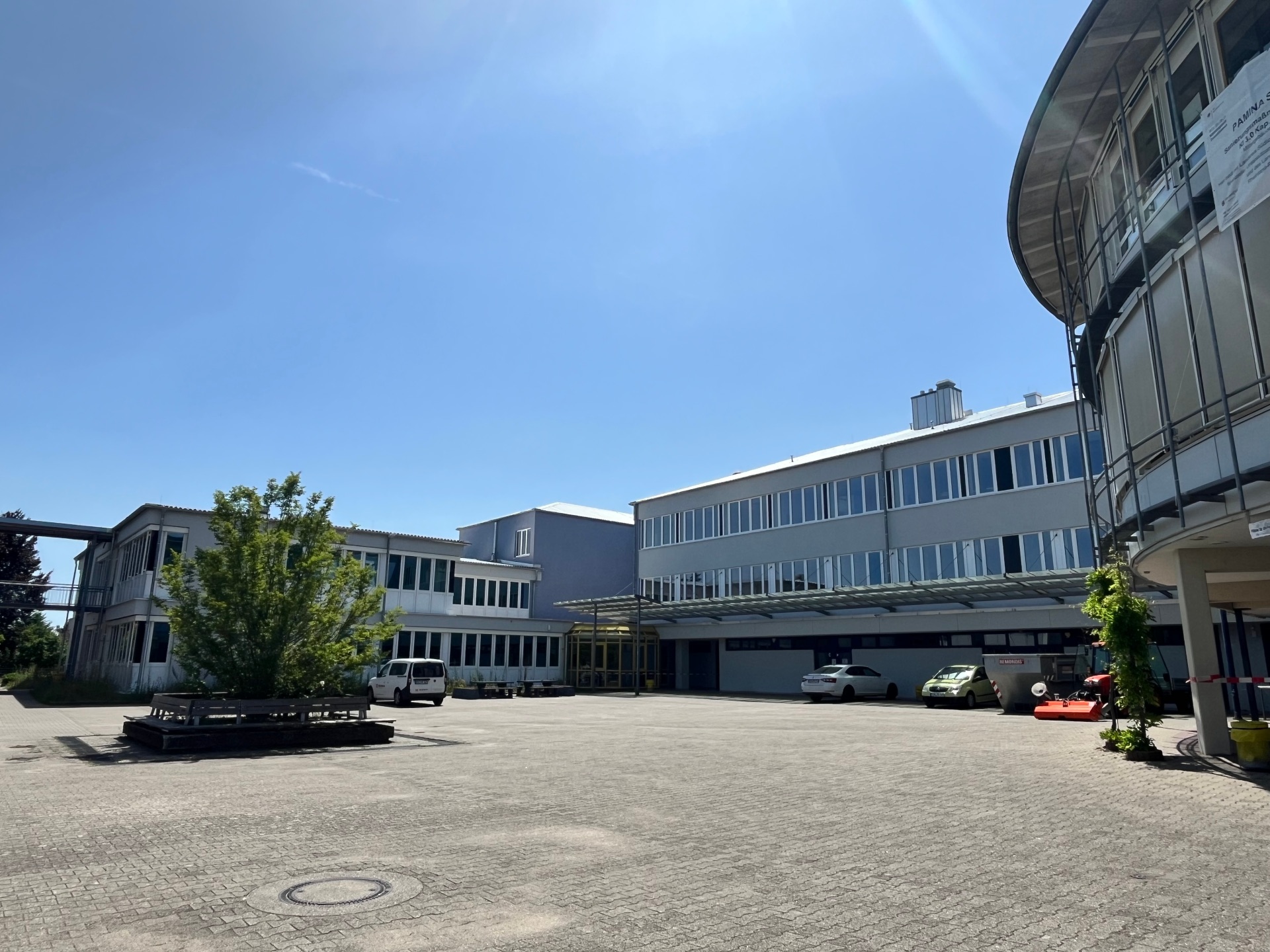 Blick über den Schulhof auf Schulgebäude.