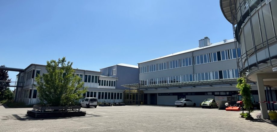 Blick über den Schulhof auf Schulgebäude.