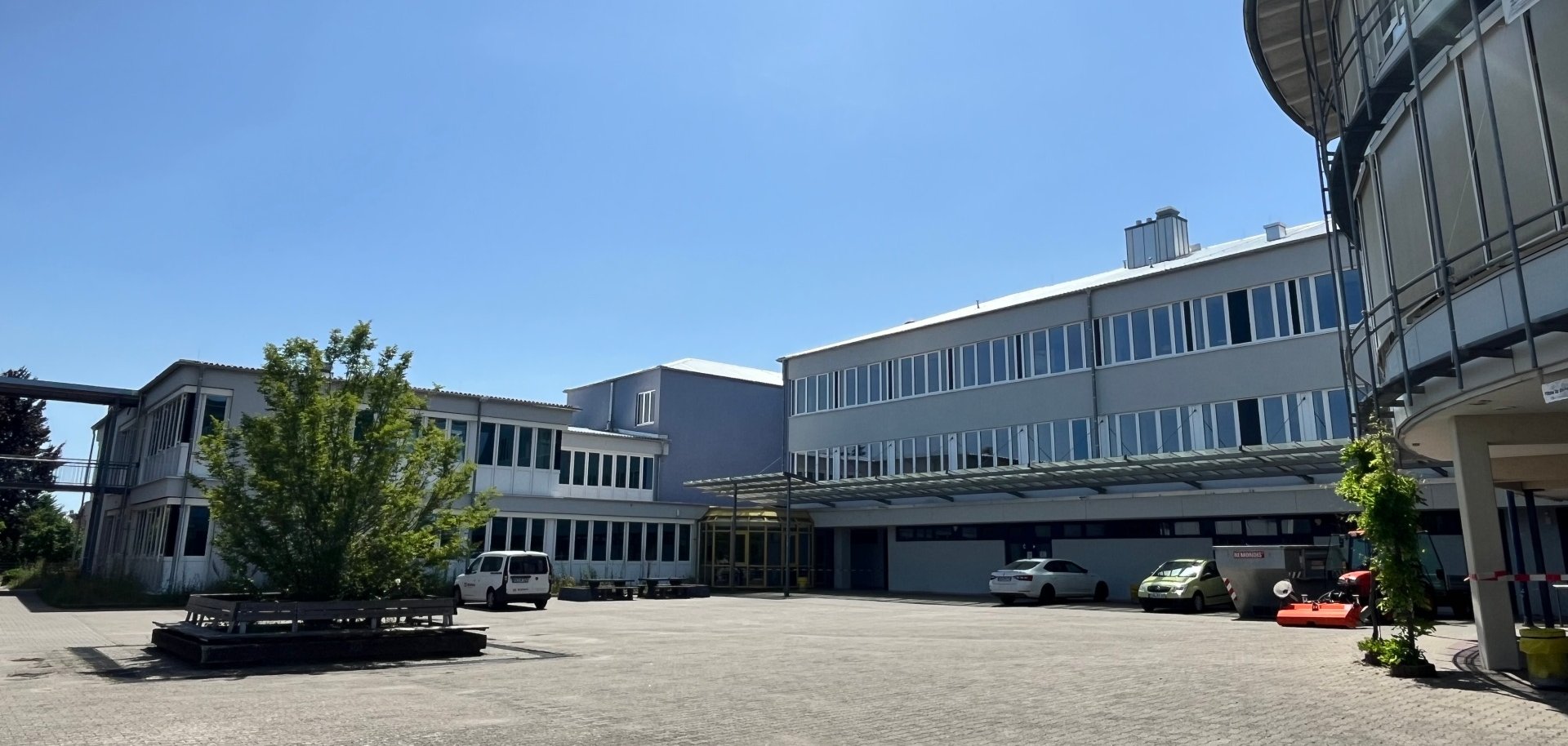 Blick über den Schulhof auf Schulgebäude.