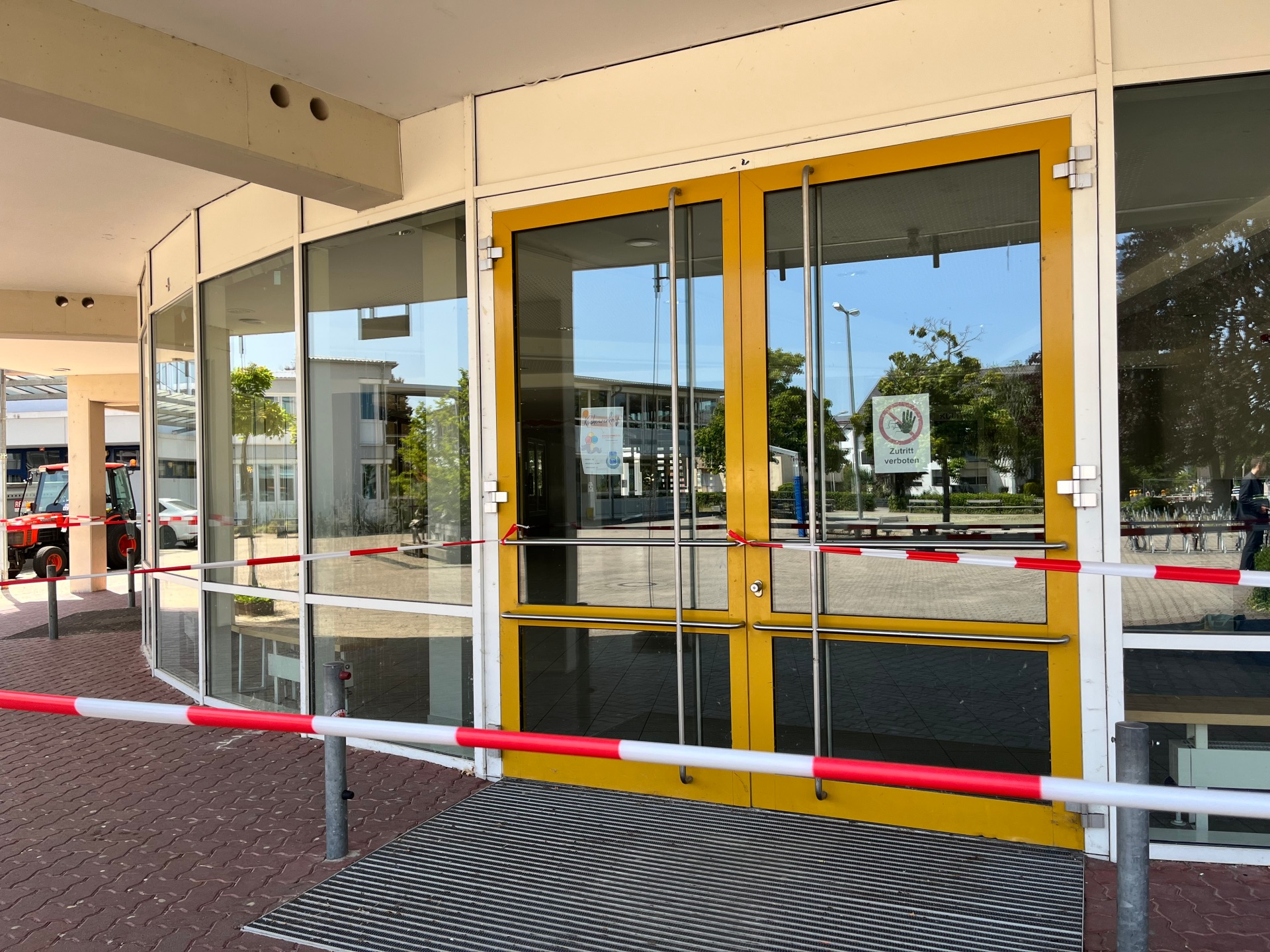 Absperrband vor einer Doppeltür an einem Eingang zum PAMINA-Schulzentrum Herxheim.
