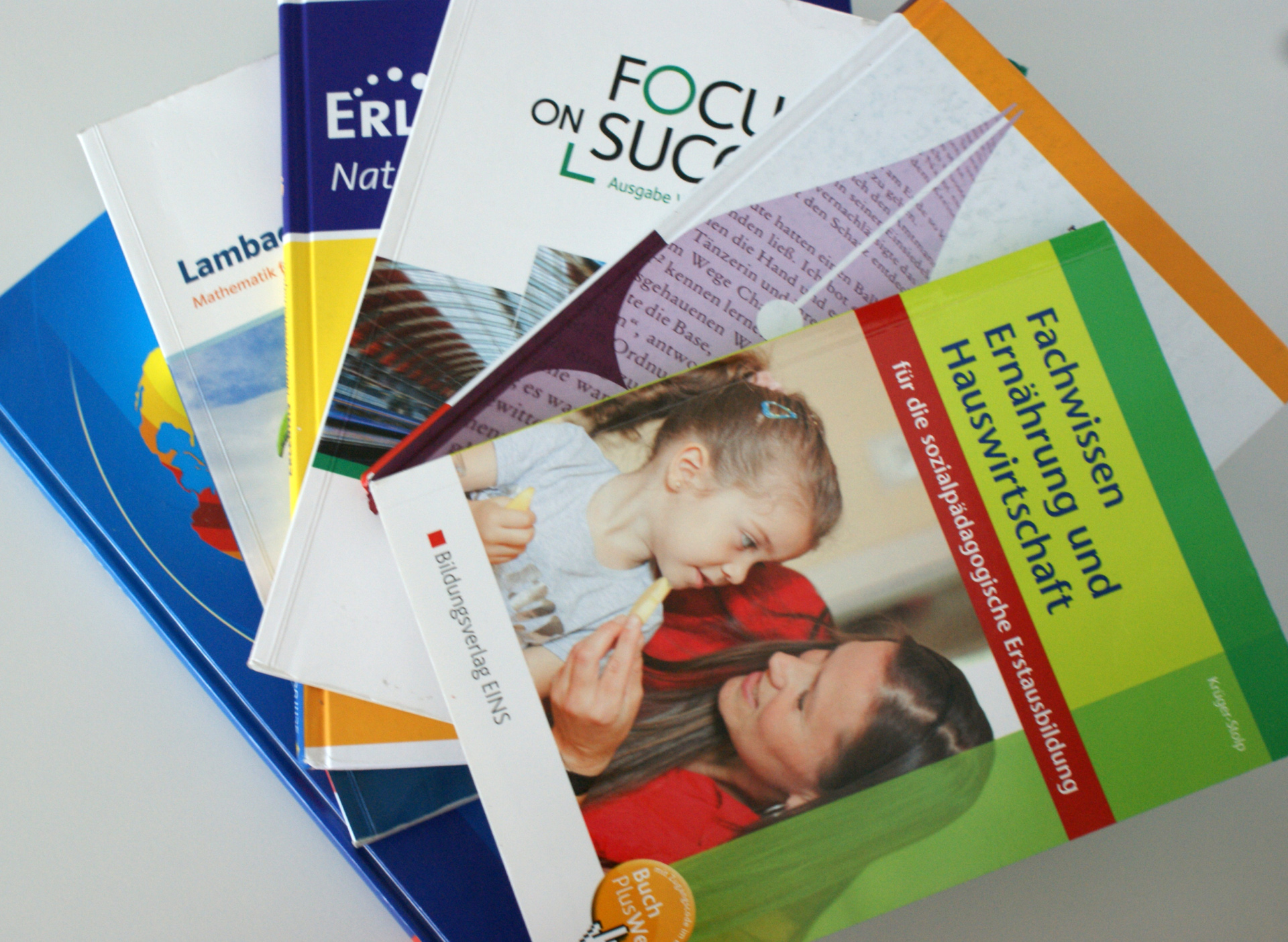 Nahaufnahme eines Stapels aus Schulbüchern.