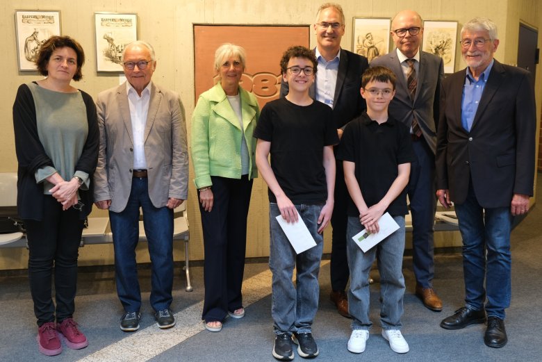 Von links nach rechts: Martina Cukrov Jarrett, Lehrerin der Kreismusikschule SÜW, Hans-Joachim Schatz, Mitglied des Thomas-Nast-Vereins Landau e.V., Gudrun Stübinger-Kohls, Vorsitzende des Vereins, Landrat Dietmar Seefeldt, Oberbürgermeister Dr. Dominik Geißler, Prof. Dr. Ulrich Sarcinelli, im Vordergrund die Kreismusikschüler Mats Linden (links) und Theo Joulin. Foto: KV SÜW Gruppenbild im Foyer des Kreishauses: Martina Cukrov Jarrett, Lehrerin der Kreismusikschule SÜW, Hans-Joachim Schatz, Mitglied des Thomas-Nast-Vereins Landau e.V., Gudrun Stübinger-Kohls, Vorsitzende des Vereins, Landrat Dietmar Seefeldt, Oberbürgermeister Dr. Dominik Geißler, Prof. Dr. Ulrich Sarcinelli, im Vordergrund die Kreismusikschüler Mats Linden und Theo Joulin.