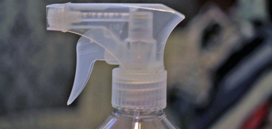 Eine durchsichtige Sprühflasche.