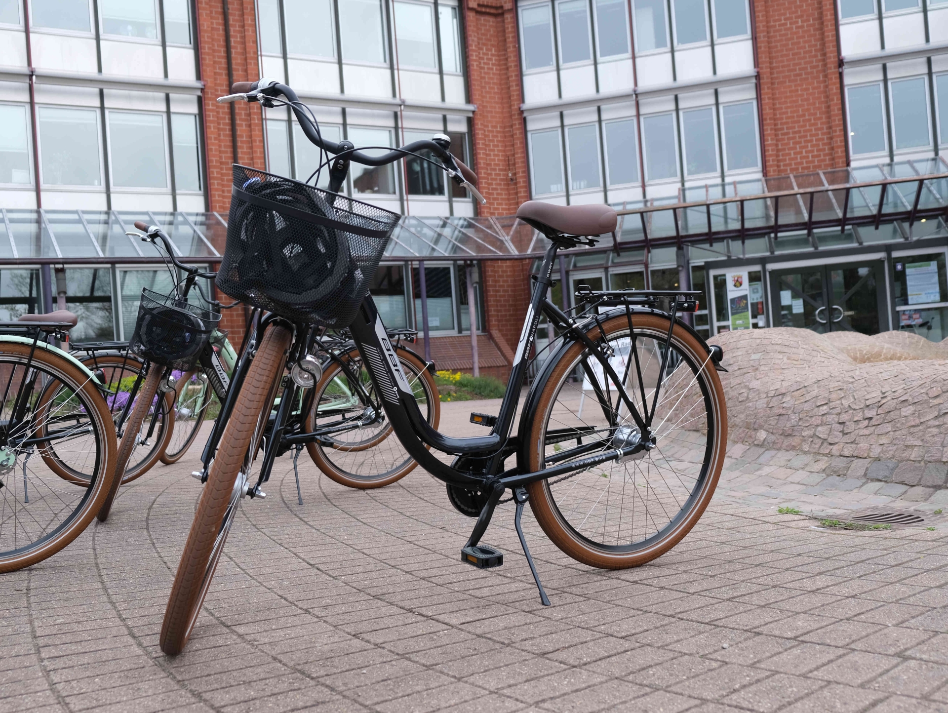 Fahhräder vor dem Kreishaus SÜW in Landau.