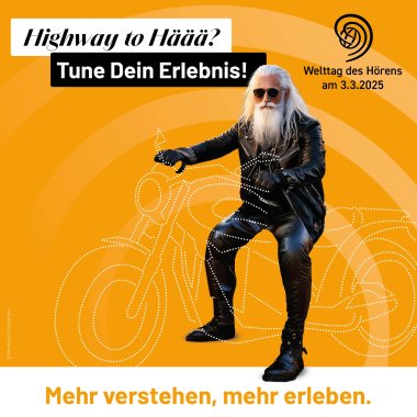 Ein älterer Herr in schwarzer Bikerklamotte und Sonnenbrille sitzt auf den mit weißen Punkten angedeuteten Umriss eines Motorrads. Die Grafik ist überschrieben mit "Highway to Häää? Tune dein Erlebnis!". Rechts oben steht Welttag des Hörens am 3.3.2025. Unter der Grafik ist der Text "Mehr verstehen, mehr erleben." zu lesen.