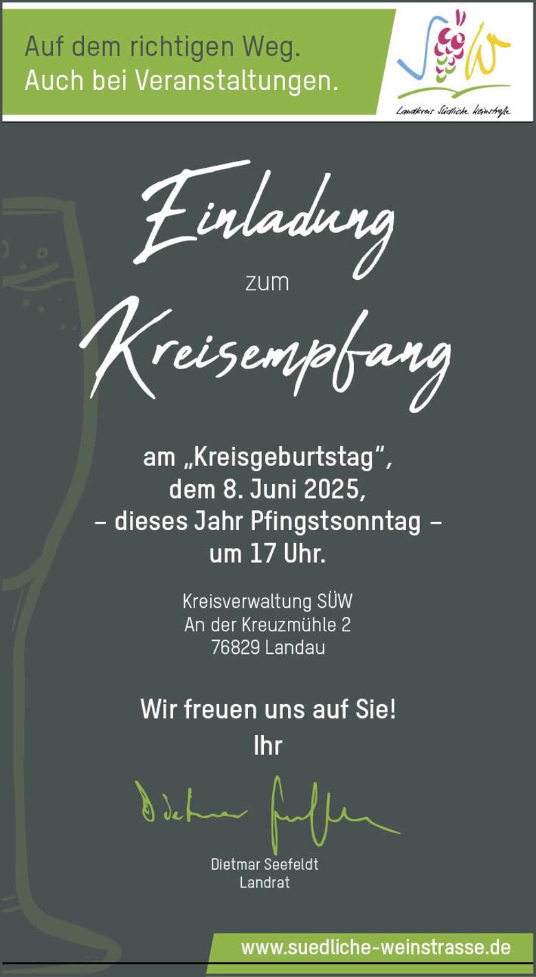 Einladungskarte mit heller Schrift auf dunklem Grund.