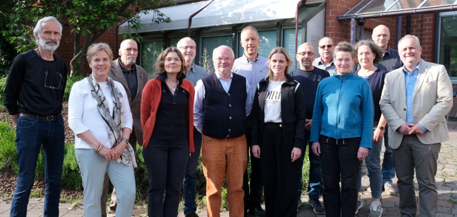 Gruppenbild: Die Mitglieder des neuen Beirats für Naturschutz vor dem Kreishaus in Landau.