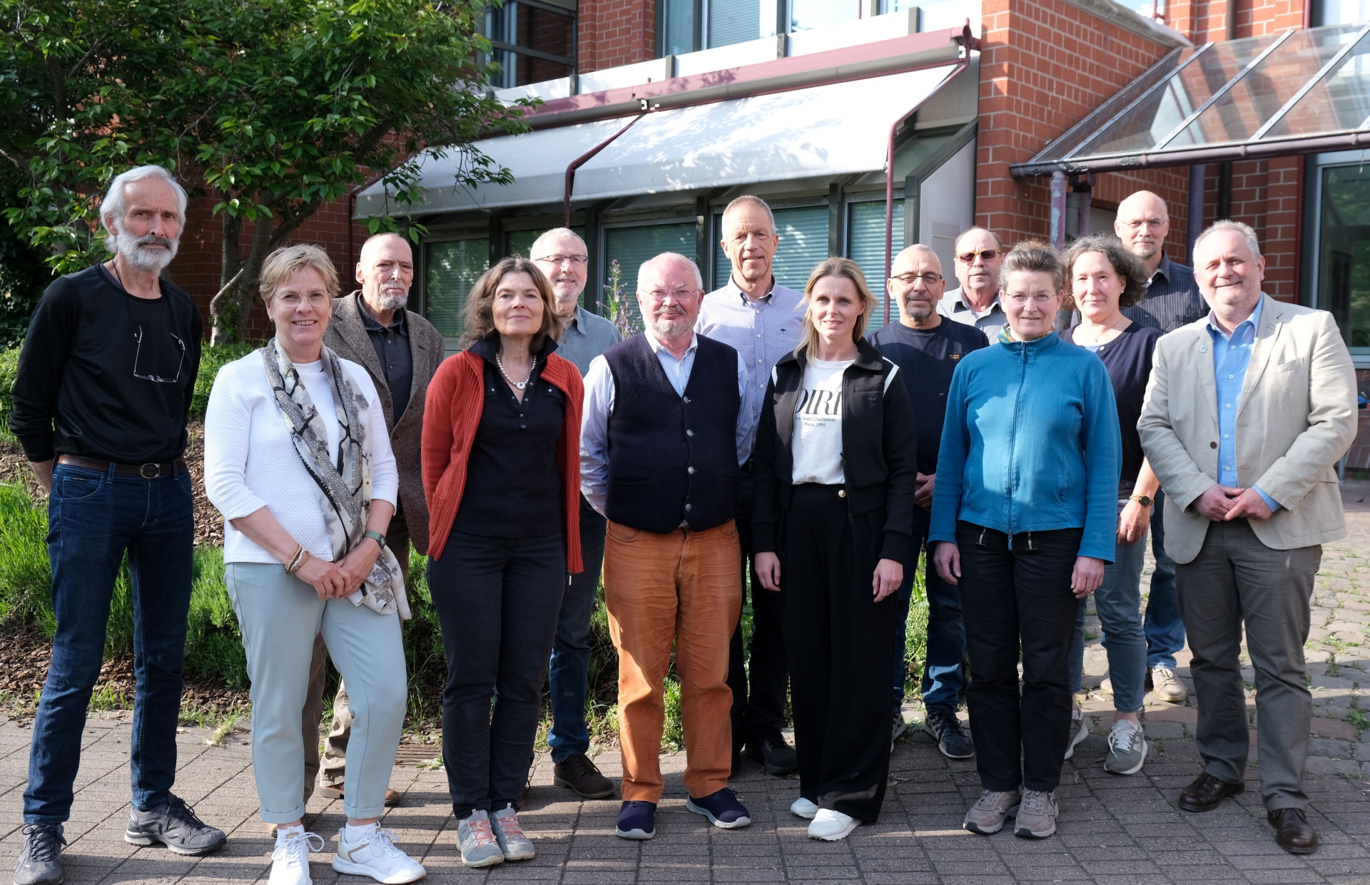 Gruppenbild: Die Mitglieder des neuen Beirats für Naturschutz vor dem Kreishaus in Landau.