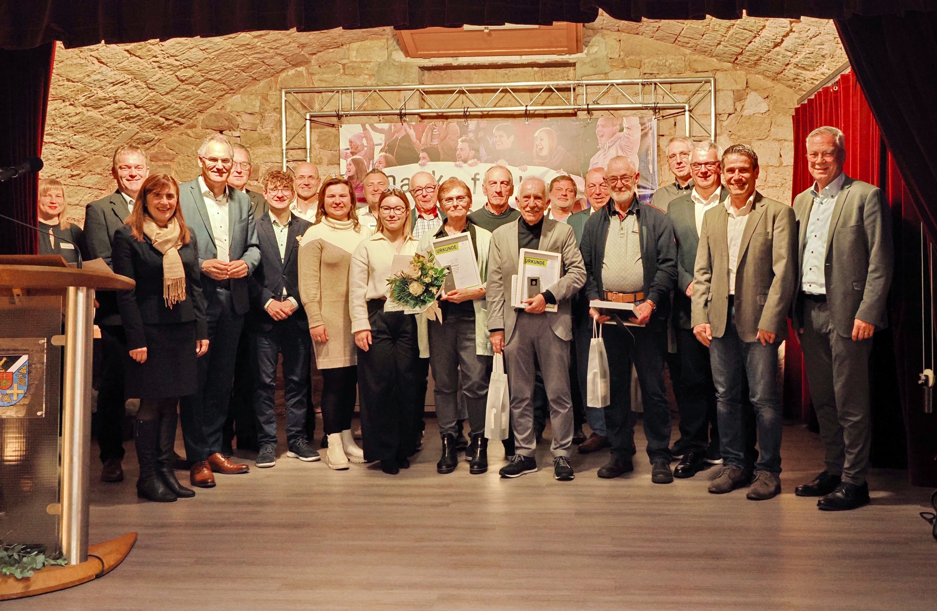 Gruppenfoto der Geehrten und Gratulanten bei der Ehrung der Ehrenamtlichen im Sport 2025 im Bürgerhaus in Maikammer.