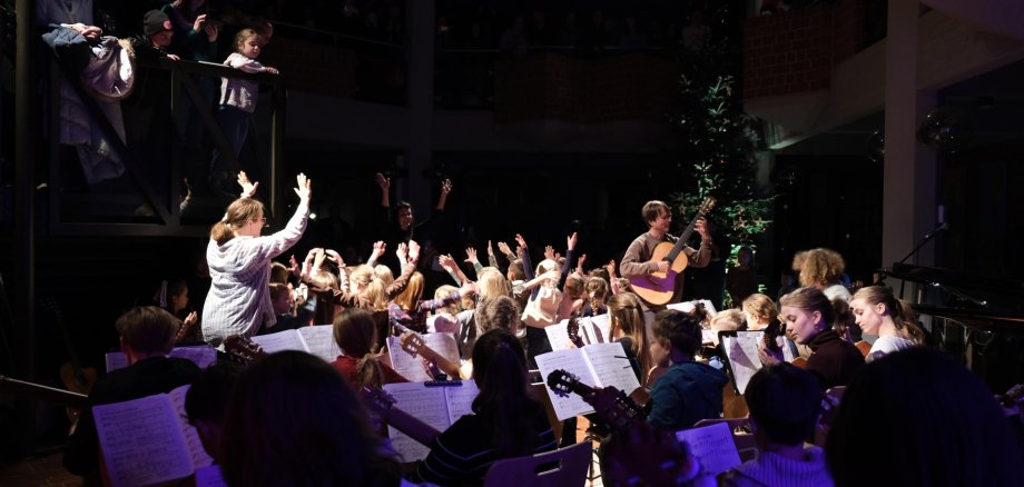 Stimmungsvoll und zugleich lebhaft ging es im vergangenen Jahr beim Kerzenlichtkonzert der KMS zu. Archivfoto: KV SÜW
