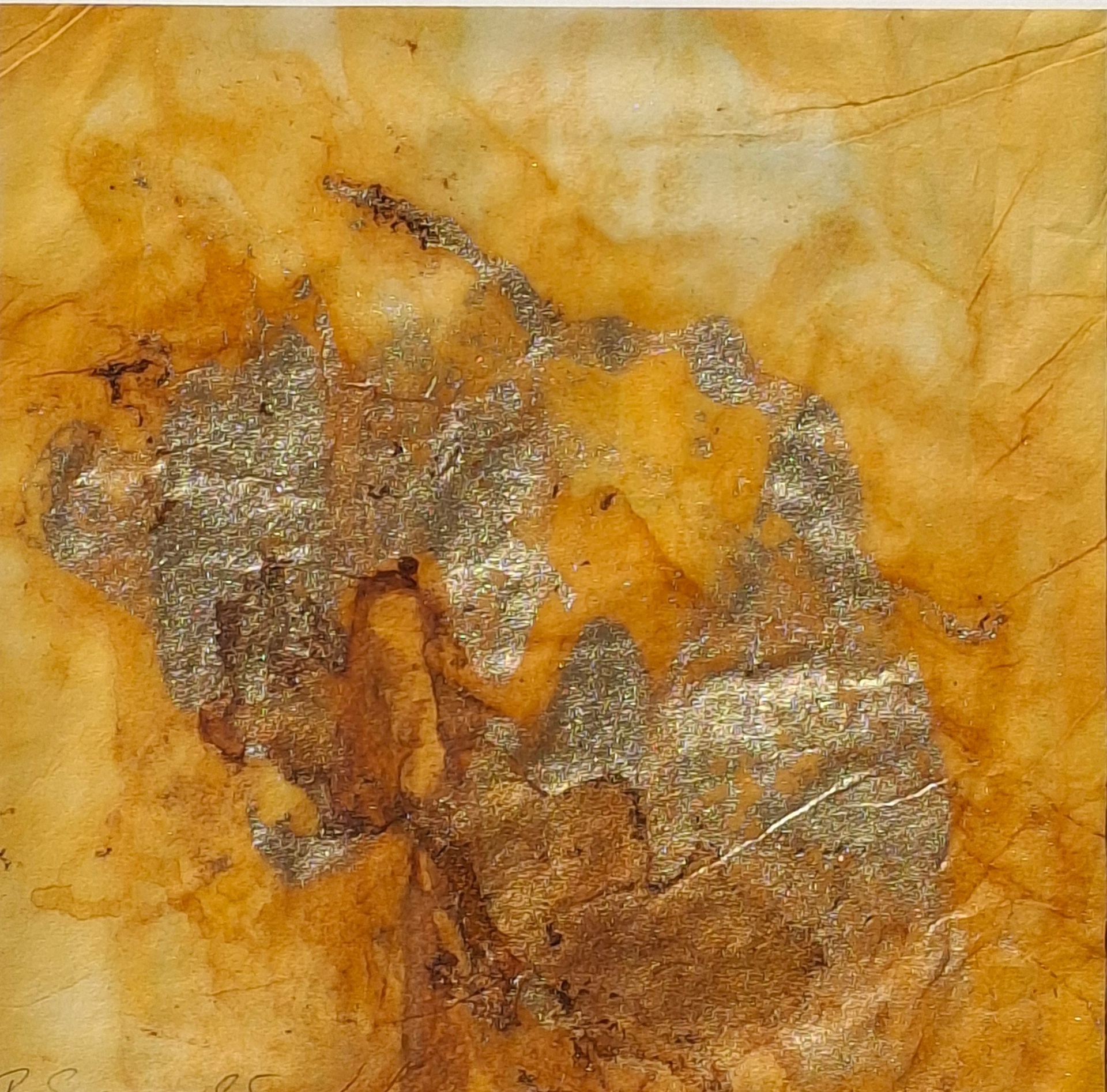 Abstraktes Kunstwerk in warmen Braun- und Goldtönen mit metallisch glänzenden Strukturen auf strukturiertem Untergrund.