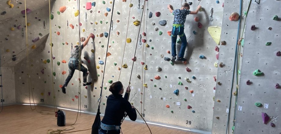 Bei der Ferienfreizeit der Schulsozialarbeit Bad Bergzabern und Edenkoben hatten Kinder und Jugendliche die Möglichkeit, ihr Können beim Klettern zu schulen und zu zeigen. Foto. KV SÜW