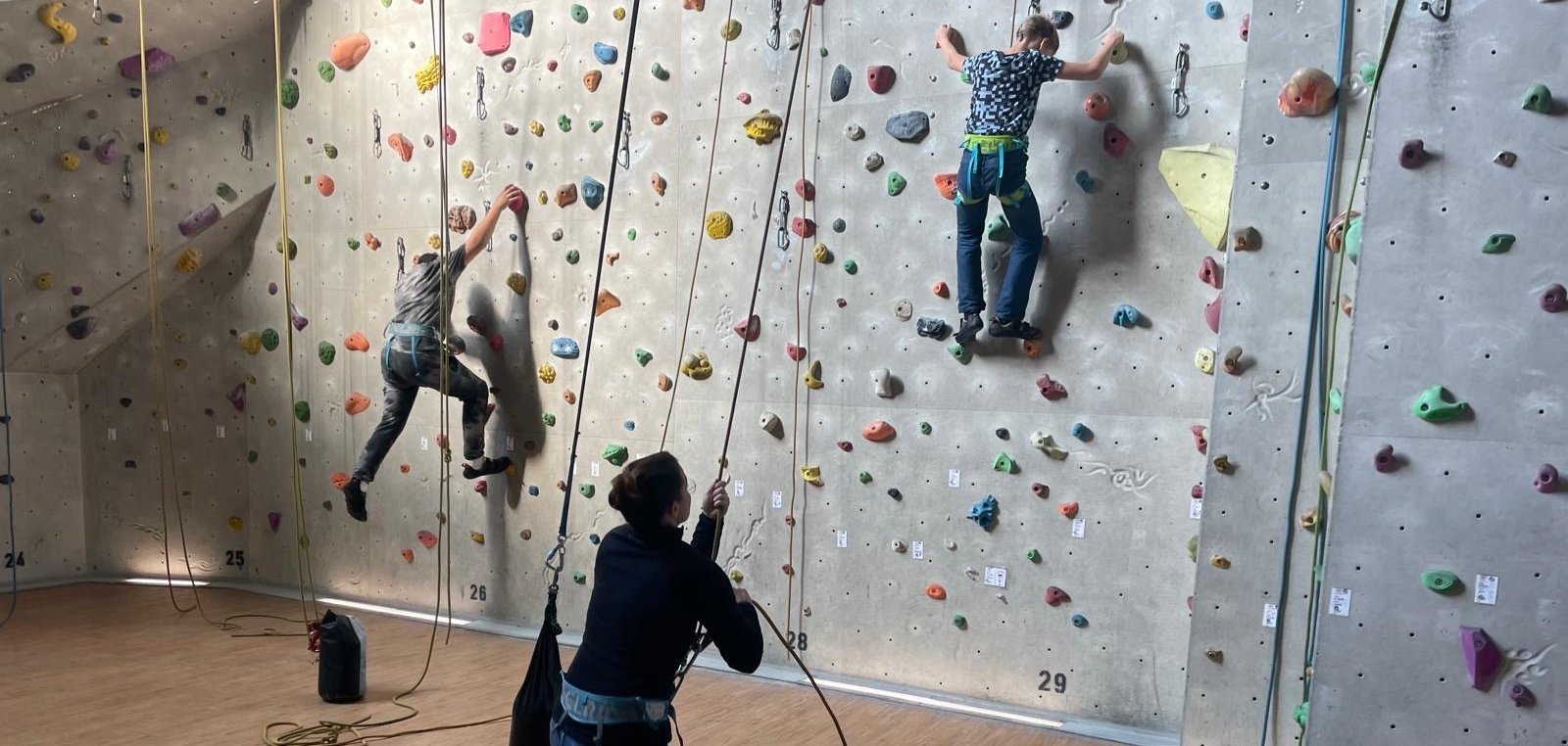 Bei der Ferienfreizeit der Schulsozialarbeit Bad Bergzabern und Edenkoben hatten Kinder und Jugendliche die Möglichkeit, ihr Können beim Klettern zu schulen und zu zeigen. Foto. KV SÜW