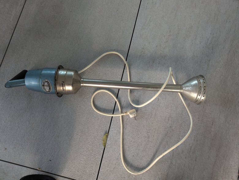 Ein elektrischer Wäschestampfer aus Zeiten von Waschbütten und -brettern lief außer Konkurrenz. Foto: Martina Gengenbach Ein elektrischer Wäschestampfer, ein altes Waschhilfsmittel, mit Kabel liegt auf dem Boden.