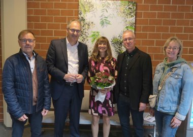 Jacklyn Gratzfeld (Mitte) bei der Vernissage ihrer Ausstellung im Kreishaus SÜW mit Landrat Dietmar Seefeldt (links von ihr) und Laudator Dr. Jörg Katerndahl (rechts von ihr) sowie den beiden Helfern beim Aufbau der Schau, Reinhold Klein (links) und Christine Gratzfeld (rechts). Foto: KV SÜW Gruppenbild: Jacklyn Gratzfeld bei der Vernissage ihrer Ausstellung im Kreishaus SÜW mit Landrat Dietmar Seefeldt und Laudator Dr. Jörg Katerndahl sowie den beiden Helfern beim Aufbau der Schau, Reinhold Klein (links) und Christine Gratzfeld .