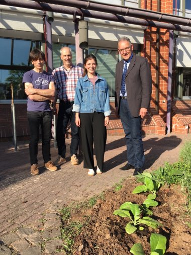 Im Mai war die Tabakkönigin Franziska I. mit ihrem Vater Thomas Dobler (links) ins Kreishaus gekommen, um die Pflanzen mit dem Ersten Kreisbeigeordneten Georg Kern (rechts) und Richard Dümmler von der Abteilung „Bauen und Umwelt“ anzupflanzen. Foto: KV SÜW Gruppenbild: Tabakkönigin Franziska I. mit ihrem Vater Thomas Dobler, dem Ersten Kreisbeigeordneten Georg Kern und Richard Dümmler von der Abteilung „Bauen und Umwelt“ vor dem Kreishaus in Landau. Im Vordergrund sind vier von ihnen frisch gepflanzte Tabakpflanzen zu sehen.