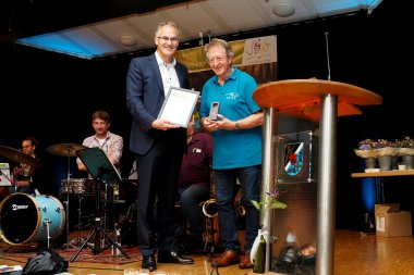 Peter Kusenbach bekommt von Landrat Dietmar Seefeldt die Goldene Wappennadel des Landkreises Südliche Weinstraße überreicht.