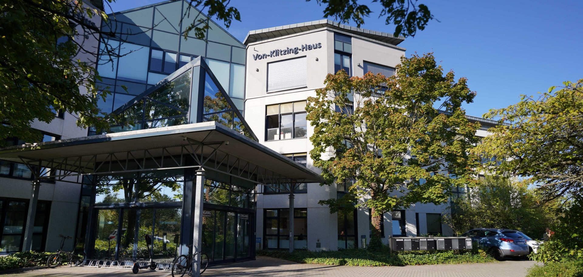 Außenaufnahme des „Klitzing-Hauses“ bei blauem Himmel und Sonnenschein.