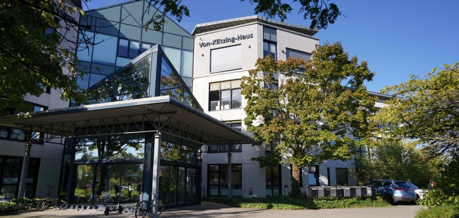 Im Landauer „Klitzing-Haus“ sitzt das Gesundheitsamt Südliche Weinstraße. Foto: KV SÜW Außenaufnahme des „Klitzing-Hauses“ bei blauem Himmel und Sonnenschein.