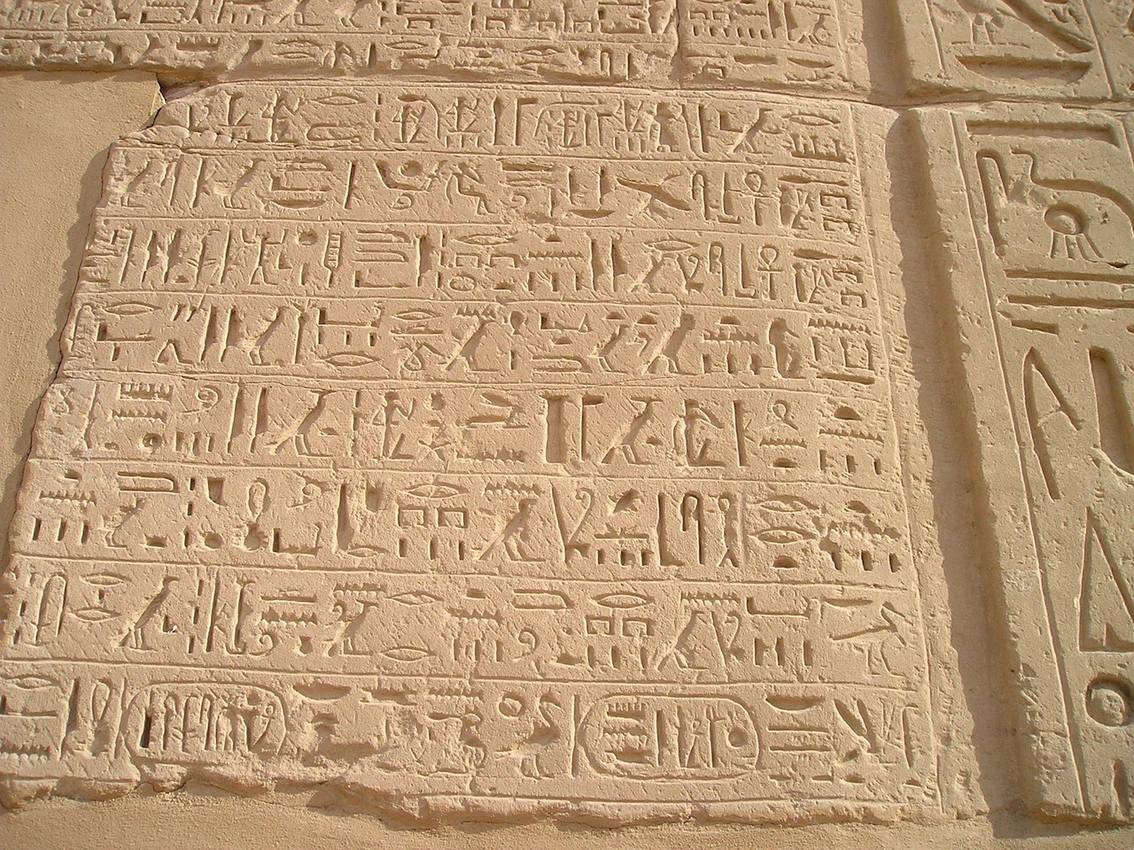 In Stein gemeißelte Hieroglyphen-Inschrift.