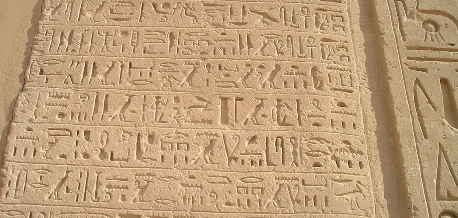 In Stein gemeißelte Hieroglyphen-Inschrift.