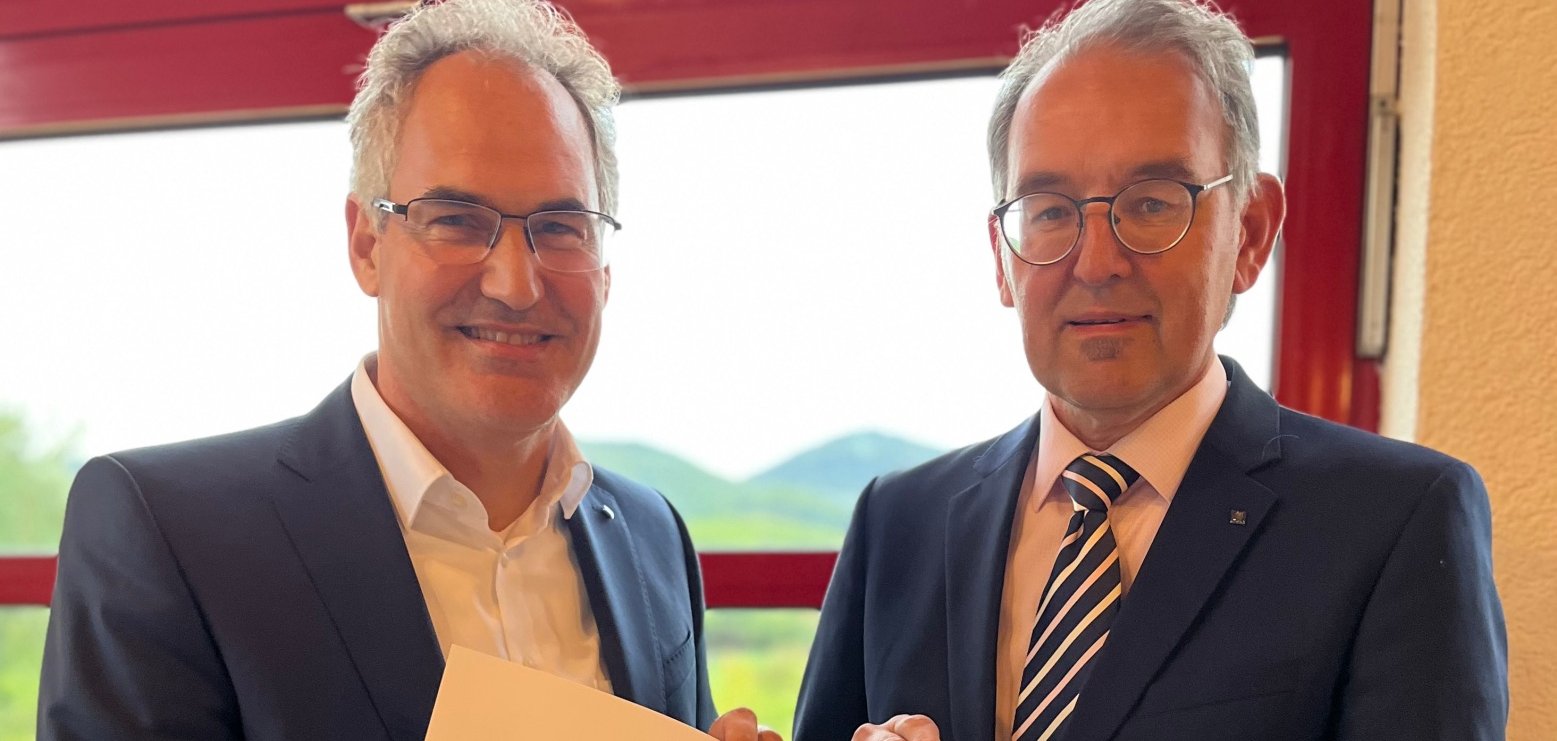 Landrat Dietmar Seefeldt erhält die Ernennungsurkunde aus den Händen des Ersten Kreisbeigeordneten Georg Kern.