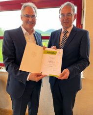 Landrat Dietmar Seefeldt (links) erhielt die Ernennungsurkunde aus den Händen des Ersten Kreisbeigeordneten Georg Kern. Foto: KV SÜW Landrat Dietmar Seefeldt erhält die Ernennungsurkunde aus den Händen des Ersten Kreisbeigeordneten Georg Kern.