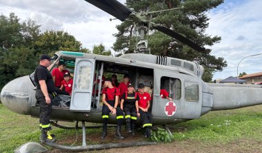 Die polnischen Jugendlichen traten am Samstag bei der Queichtal Challenge – hier die Station der Bundeswehr in der Südpfalz Kaserne in Germersheim – mit rund 330 weiteren Kindern und Jugendlichen an. Foto: KV SÜW Mitglieder einer polnischen Jugendfeuerwehr sitzen in einem ausgemusterten Hubschrauber der Bundeswehr.