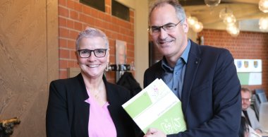Michaela Endys und Landrat Dietmar Seefeldt reichen sich bei der Feierstunde zum Dienstjubiläum die Hände.