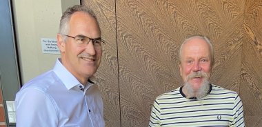 Landrat Dietmar Seefeldt und Jubilar Dr. Andreas Lichtenstern.