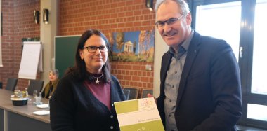 Gabriele Bloch und Landrat Dietmar Seefeldt bei der Feierstunde zum Dienstjubiläum.