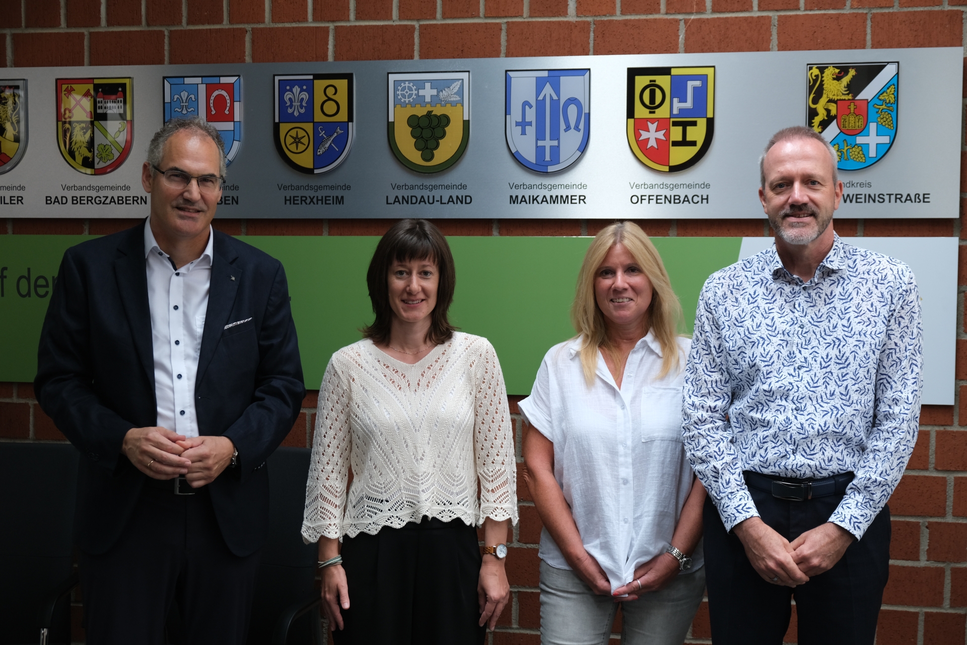 Gruppenbild: Landrat Dietmar Seefeldt mit den Jubilarinnen Daniela Held und Stefanie Henrich sowie Jubilar Peter Schürman