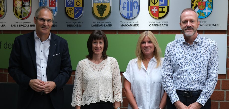 Gruppenbild: Landrat Dietmar Seefeldt mit den Jubilarinnen Daniela Held und Stefanie Henrich sowie Jubilar Peter Schürman