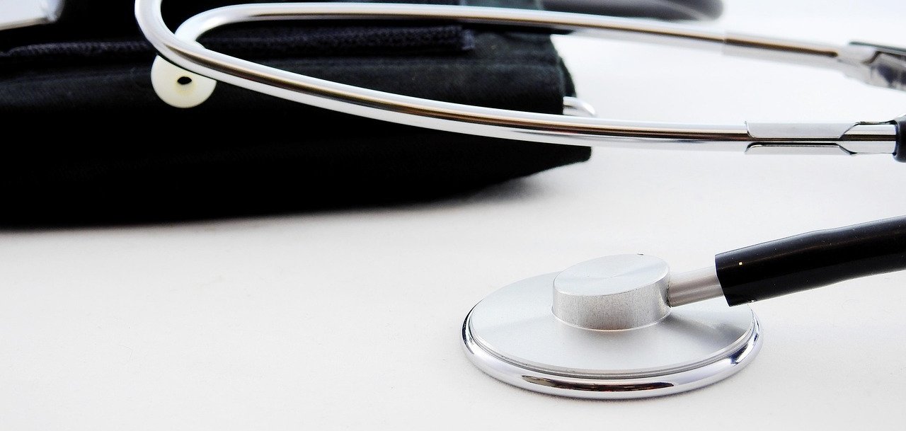 Nahaufnahme eines Stethoskops und eines Blutdruckmessgeräts.