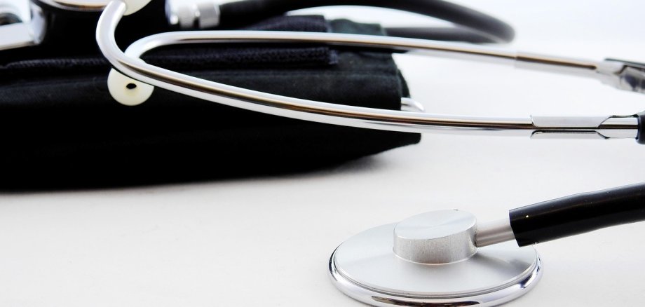Die Landkreise Germersheim und SÜW sowie Stadt Landau unterstützen Gründung der SüdpfalzDOCs gGmbH. Symbolfoto: Pixabay Nahaufnahme eines Stethoskops und eines Blutdruckmessgeräts.
