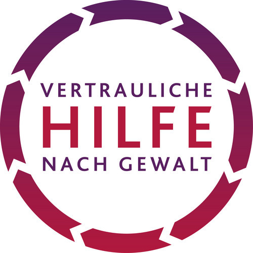 Logo mit kreisförmig angeordneten Pfeilen in Lila und Rot. In der Mitte steht der Schriftzug „Vertrauliche Hilfe nach Gewalt“.