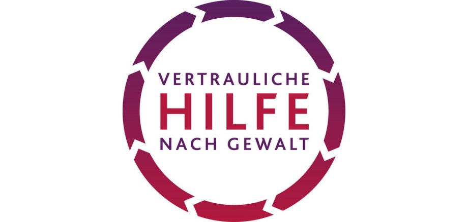 Logo mit kreisförmig angeordneten Pfeilen in Lila und Rot. In der Mitte steht der Schriftzug „Vertrauliche Hilfe nach Gewalt“.