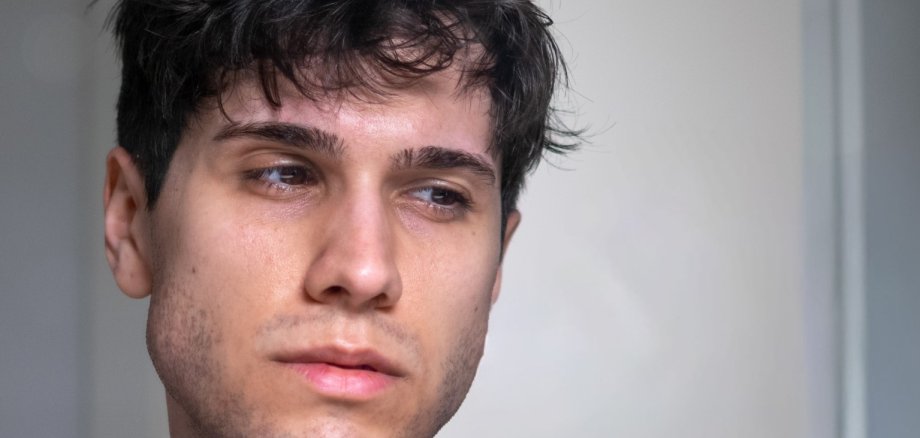 Autor Norman Wolf berichtet von seinen eigenen Erfahrungen mit Mobbing, Ausgrenzung und den Herausforderungen, die mit dem Gefühl verbunden sein können, anders zu sein. Foto: Norman Wolf Autor Norman Wolf im Porträt.