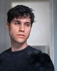 Autor Norman Wolf berichtet von seinen eigenen Erfahrungen mit Mobbing, Ausgrenzung und den Herausforderungen, die mit dem Gefühl verbunden sein können, anders zu sein. Foto: Norman Wolf Autor Norman Wolf im Porträt.