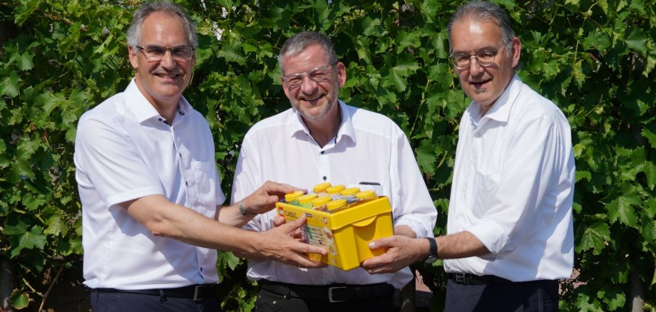 Landrat Dietmar Seefeldt (links) und Erster Kreisbeigeordneter Georg Kern (rechts) gratulierten Ortsbürgermeister Matthias Ackermann zur Erweiterung der Kita Birkenhördt und übergaben ihm ein Geschenk für die Kita. Foto: KV SÜW Landrat Dietmar Seefeldt und Erster Kreisbeigeordneter Georg Kern gratulierten Ortsbürgermeister Matthias Ackermann zur Erweiterung der Kita Birkenhördt und übergeben ihm eine gelbe Legokiste für die Kita.