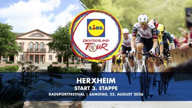 Veranstaltungsgrafik zur Lidl Deutschland Tour mit einer Ansicht von Herxheim und mehreren Radrennfahrern. Sie kündigt Herxheim als Startort der dritten Etappe am 22. August 2026 an.