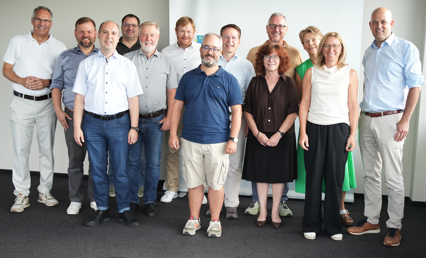 Das Foto zeigt die Teilnehmerinnen und Teilnehmer des Info-Meetings zur Reaktivierung der Bahnstrecke zwischen Landau und Germersheim vom 5. August 2026 bei der Kreisverwaltung Germersheim in Rülzheim (v.l.n.r.): SÜW-Landrat Dietmar Seefeldt, Simon Wingerter (Bürgermeister der Verbandsgemeinde Offenbach an der Queich), Marco Stoll Vertragsmanager Bus beim Zweckverband Schienenpersonennahverkehr Rheinland-Pfalz Süd (ZÖPNV Süd), Martin Hammer (Ortsbürgermeister Essingen), Hannes Kirsch (Ortsbürgermeister Lustadt), Bernward Heinemann (Bereichsleiter Süd-West bei der STE Management GmbH und externer Experte für Bahnprojektplanung), Timo Freund (Beigeordneter der Ortsgemeinde Lingenfeld), Michael Heilmann, ZÖPNV Süd-Verbandsdirektor, Elke Thomas (Ortsbürgermeisterin Bornheim), dahinter Marcus Schaile (Bürgermeister der Stadt Germersheim), Susanne Grabau (Ortsbürgermeisterin Westheim), Susanne Lechner (Ortsbürgermeisterin Zeiskam), Martin Brandl, Landrat für den Kreis Germersheim.