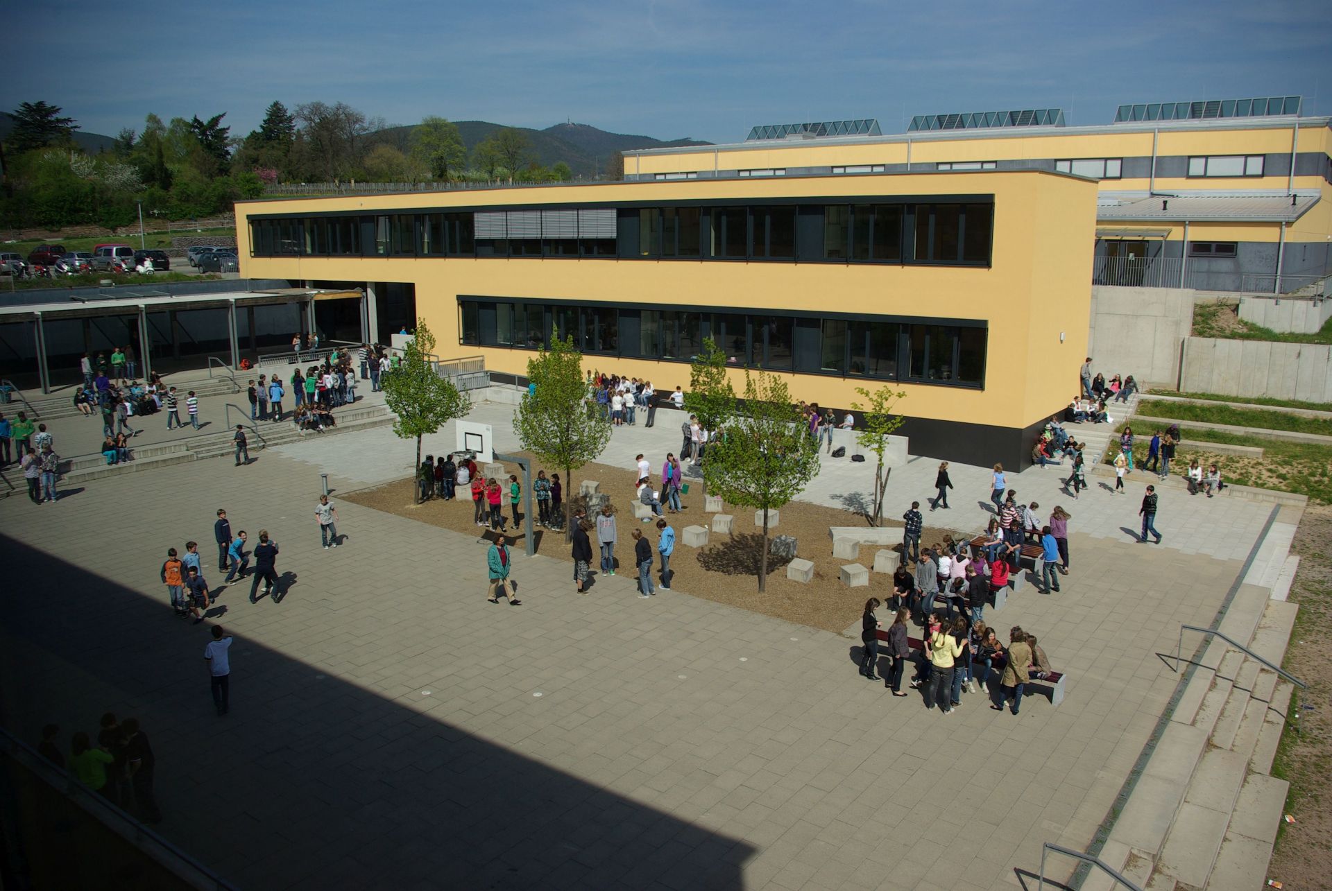 Gebäude und Schulhof