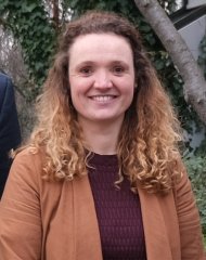 Svenja Lang ist wissenschaftliche Mitarbeiterin bei der Bildungskommune Südliche Weinstraße. Foto: KV SÜW Porträt von Svenja Lang.