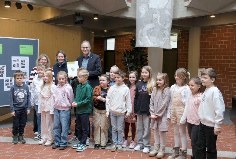 Eine Gruppe Kinder und drei Erwachsene.